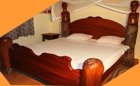 4 bedrooms, in-room safe, iron/ironing board, bed sheets