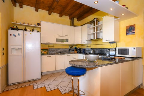 Fully equipped kitchen with dishwasher, hoven, microwave