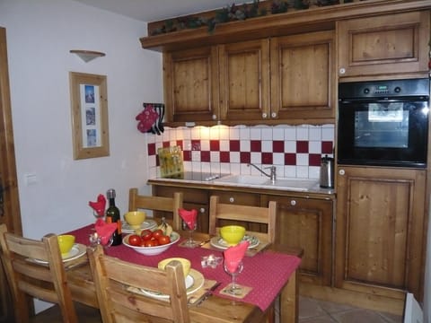 Well equipped kitchen, full sized oven and dishwasher