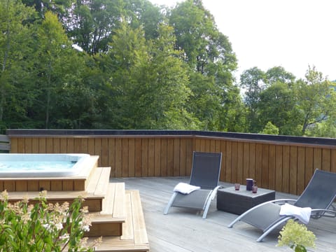 Outdoor spa tub