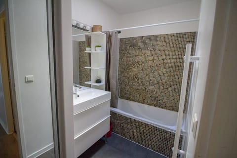 Combined shower/tub, hair dryer, towels, soap