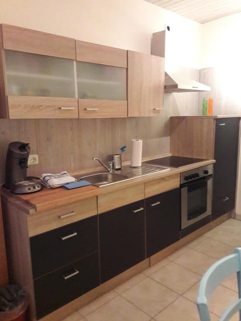 Fridge, oven, stovetop, coffee/tea maker