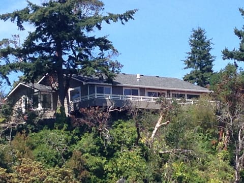 High on a cliff - beautiful views of Cascade Mountains, Farmland and Delta