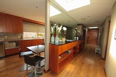 hall way/kitchen