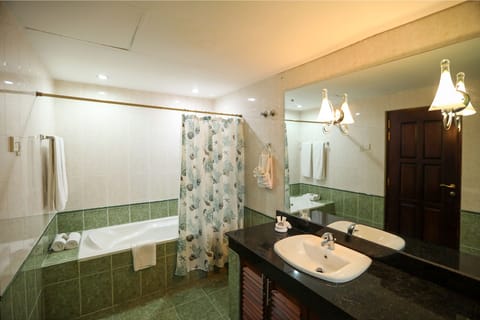 Combined shower/tub, bidet, towels