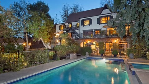Heated pool and jacuzzi.
Electric pool cover. Completed gated.