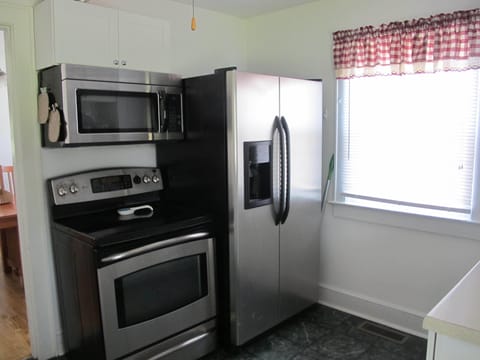 Full-size fridge, microwave, oven, stovetop