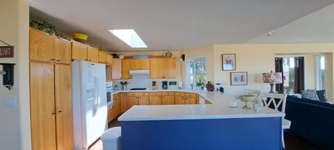 Large kitchen with everything needed for the most discerning cooks.