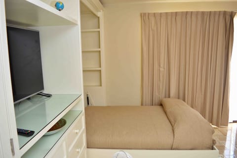 3 bedrooms, in-room safe, iron/ironing board, free WiFi