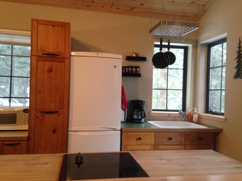 Kitchen, Oven below stove