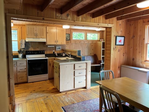 Private kitchen | Fridge, microwave, oven, stovetop