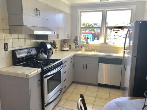 Well appointed Kitchen with gas stove/oven + Cuisinart, coffee maker, microwave 