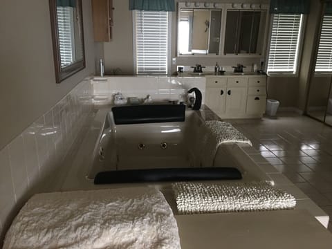 Bathtub, jetted tub, towels