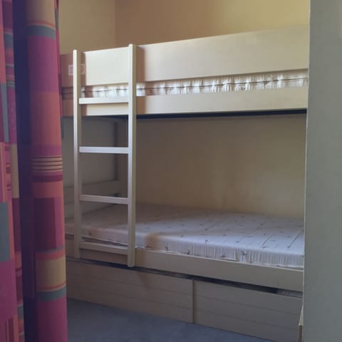 2 bedrooms, in-room safe, iron/ironing board