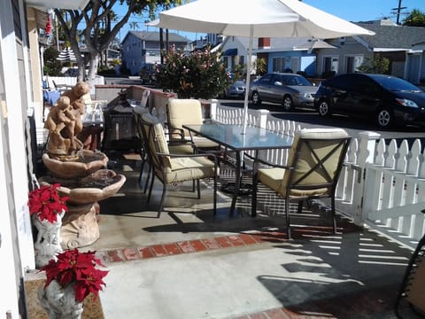 Large front patio with BBQ. Completly fenced in.