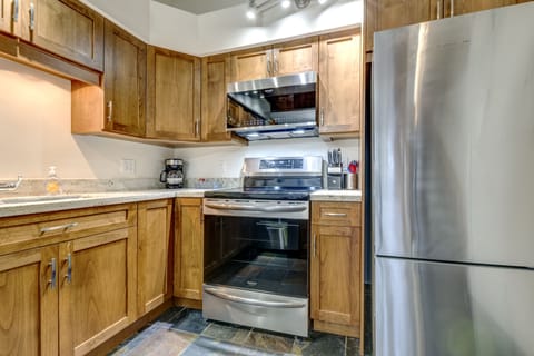 Full-size fridge, microwave, oven, stovetop