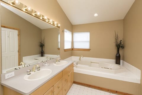 Combined shower/tub, hair dryer, towels