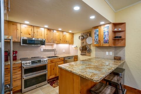 Private kitchen | Fridge, microwave, oven, stovetop