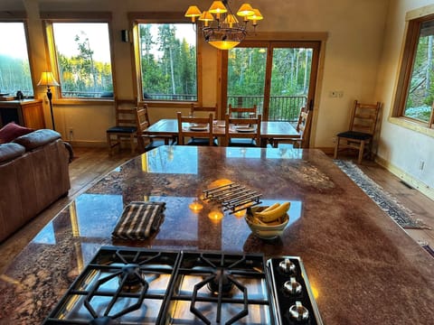 Large isnad in the kitchen. Also includes additional seating for 3.