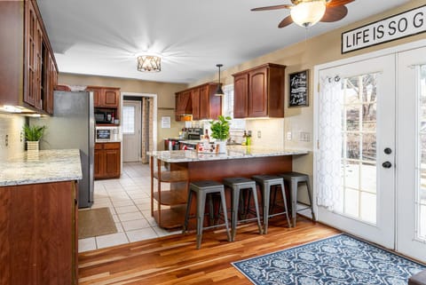 Dreamy, Spacious Kitchen W/4 Barstools