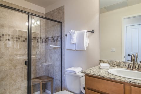 Combined shower/tub, hair dryer, towels