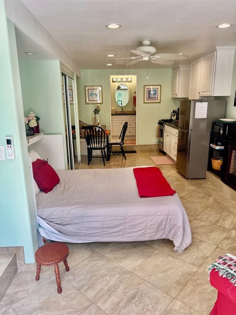 Queen size memory foam bed.