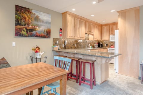 Private kitchen | Fridge, microwave, oven, stovetop