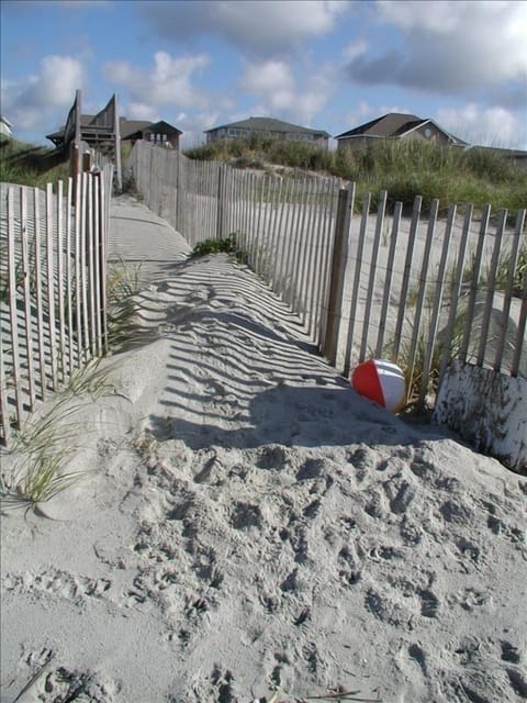  Beautiful 4 BR Oib Condo with Beachfront Pool!  Apartment in Ocean Isle Beach