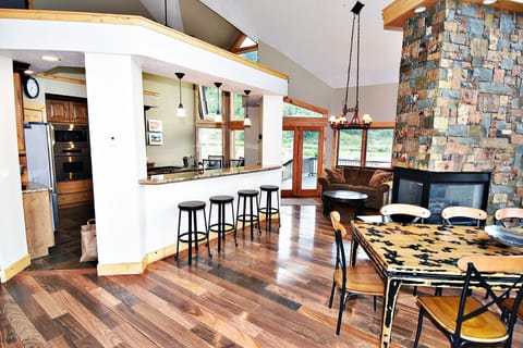 Main Level Dinning Area, Awesome Views!