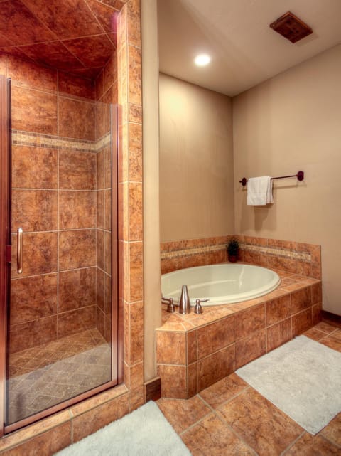 Combined shower/tub, hair dryer, towels