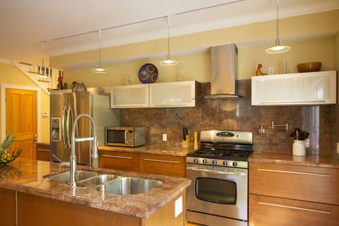 This kitchen has all you need for meal prep!