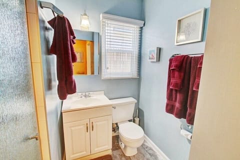 Combined shower/tub, hair dryer, towels