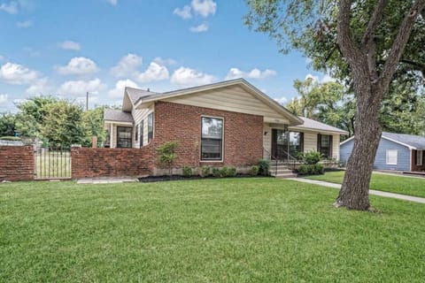 The Lyle House in Waco, Tx just minutes from Baylor and Downtown