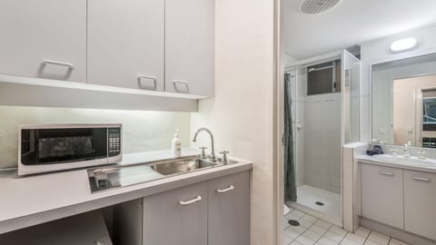 Combined shower/tub, free toiletries, hair dryer, towels