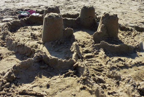 Beach nearby, sun loungers, beach towels