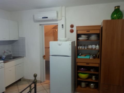 Fridge, stovetop, coffee/tea maker, cookware/dishes/utensils