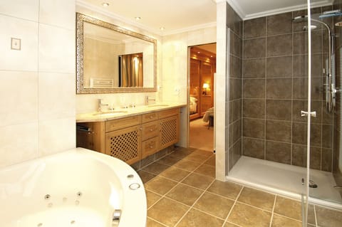 En-suite with spa bath.