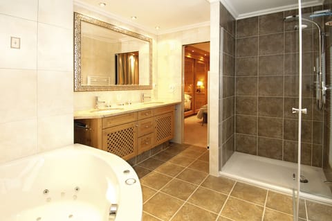 Shower, jetted tub, hair dryer, towels