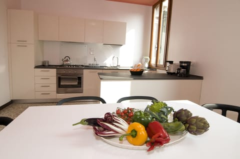 Private kitchen | Fridge, microwave, oven, stovetop