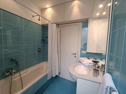 Combined shower/tub, hair dryer, bidet, towels