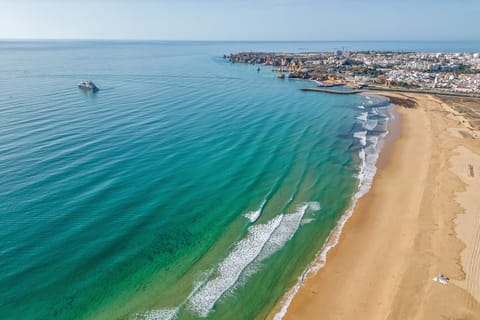 Beach nearby, sun loungers, beach towels