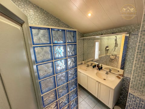 Combined shower/tub, hair dryer, towels, shampoo