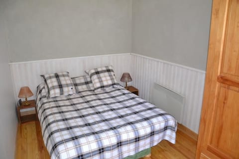 2 bedrooms, iron/ironing board