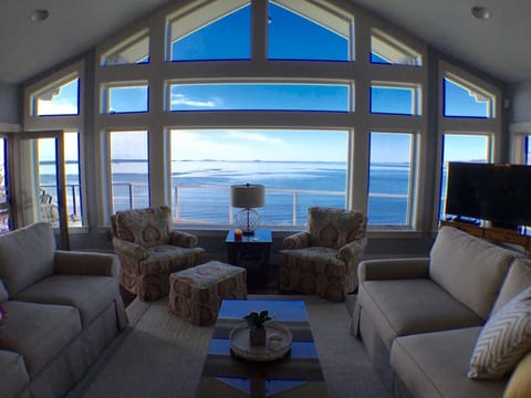 Breathtaking ocean view from the main living area 