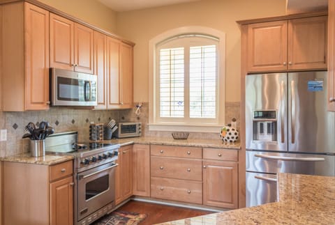 Giant's Rest - Main Floor - Kitchen