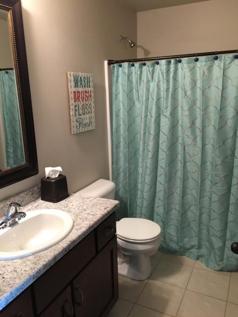 Combined shower/tub, towels