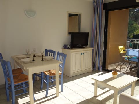 Room, Property, Furniture, House, Table, Building, Interior Design, Floor, Real Estate, Chair