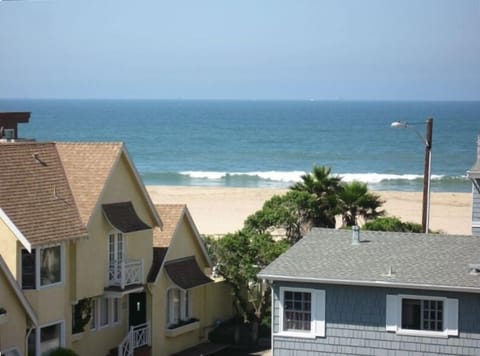 Beach nearby, sun loungers, beach towels