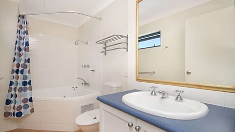 Combined shower/tub