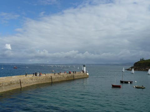 Beach nearby, sun loungers, beach towels